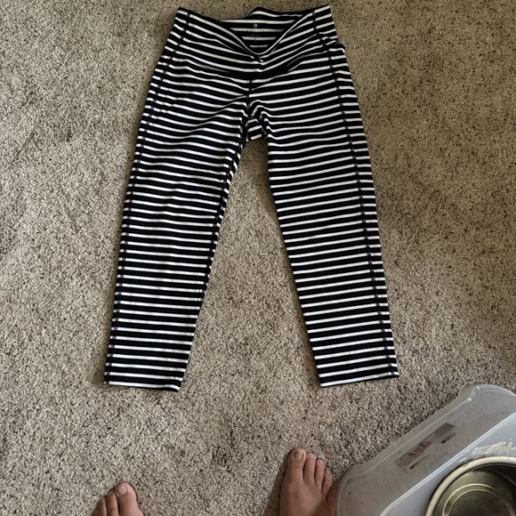 Athleta Black and White Stripped crop capri leggings size small - Picture 5 of 5